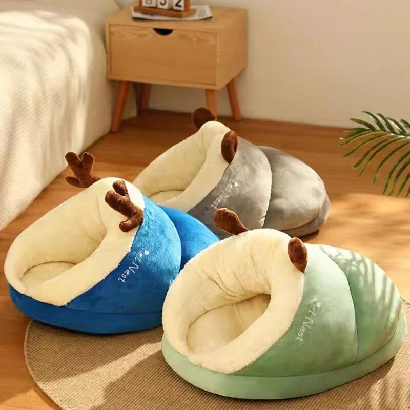 Cozy Breathable Small Dog Kennel Bed - Cute Slippers Shaped Pet House - Foldable and Washable - Ideal for Dogs and Cats